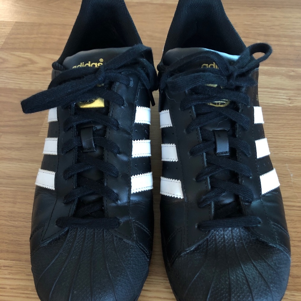 Black Adidas superstars
